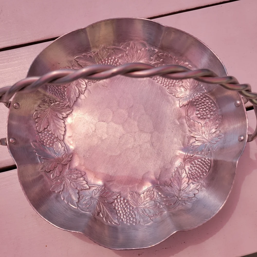 Everlast Forged Aluminum Basket with Handle ~ Grapes ~ Versatile Serveware